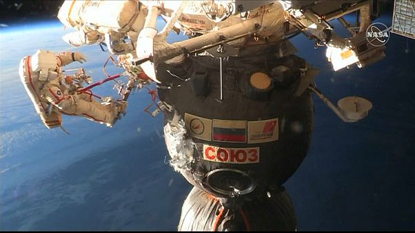 Kosmonauten untersuchen ISS - Mysteriöses Loch in Raumkapsel Kosmonauten untersuchen ISS - Mysteriöses Loch in Raumkapsel