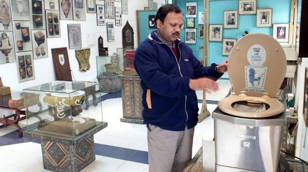 Hindistan'da ev içine tuvalet koyma sözünü tutmayan baba karakolluk oldu Hindistan'da ev içine tuvalet koyma sözünü tutmayan baba karakolluk oldu