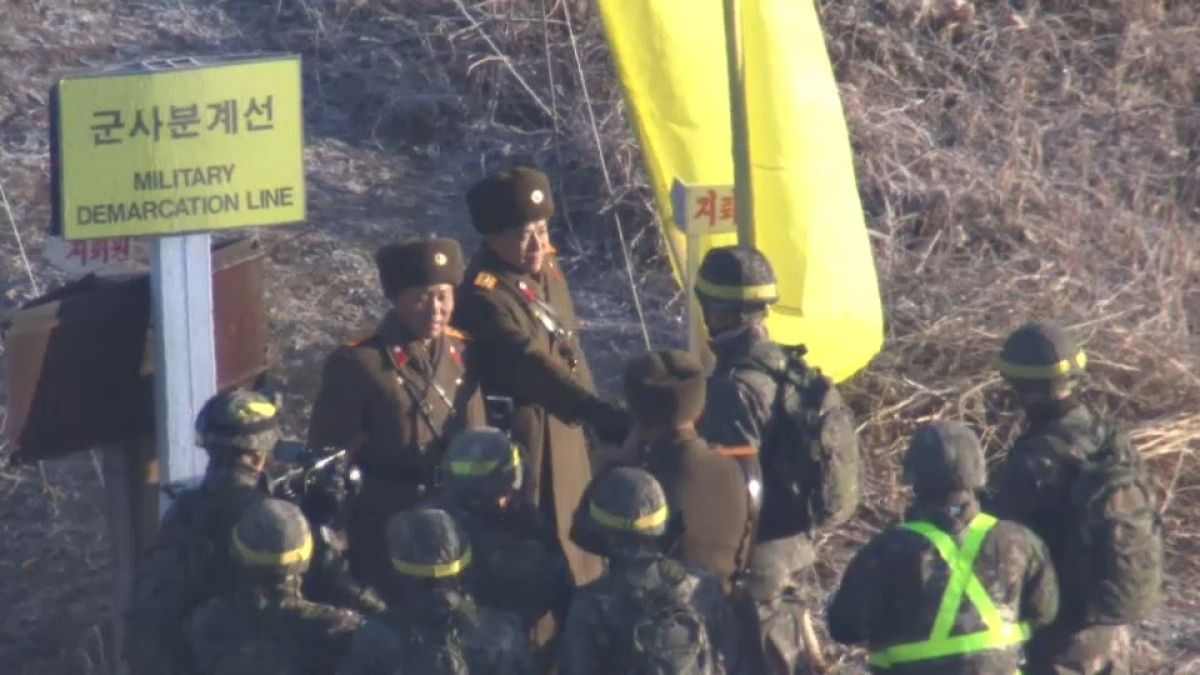 شاهد: جنود من الكوريتين يعبرون الحدود بسلام للمرة الأولى منذ سبعة عقود!