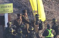 NO COMMENT: Soldados das Coreias passam a fronteira