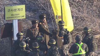 İki Kore arasındaki sınır muhafızları birbirlerinin toprağına ayak basıp el sıkıştı