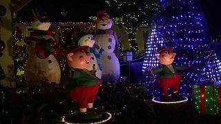 California man treats his neighbours to a dazzling Chistmas 