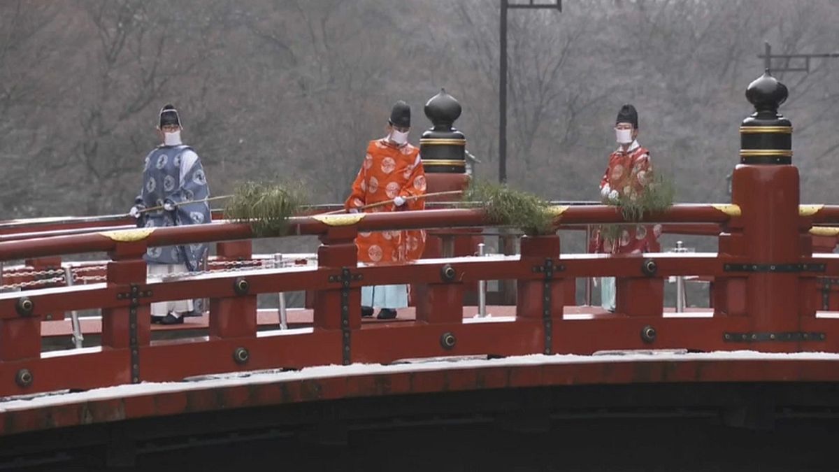 Shinto-Priester fegen Brücke