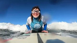 Carmen López, una surfera ciega que participa en el circuito Mundial