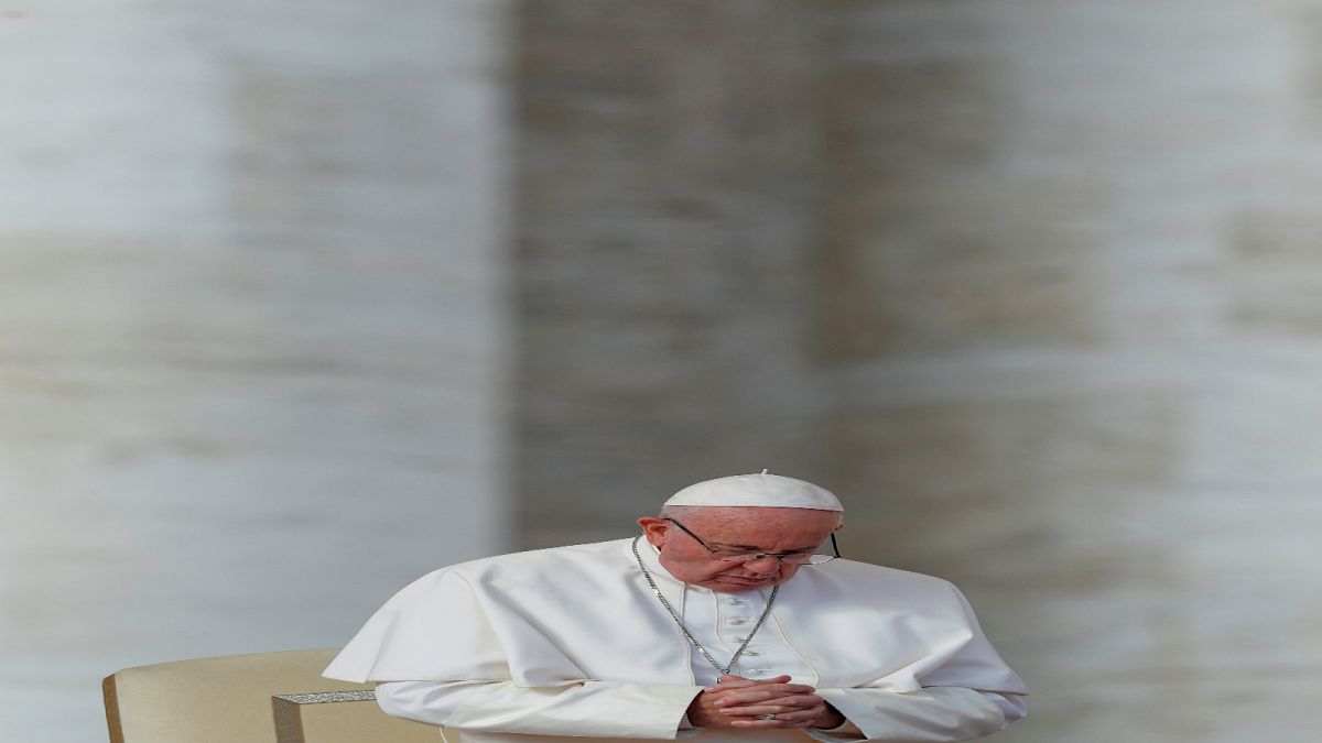 البابا يقيل اسقفين من مستشاريه على خلفية فضائح جنسية