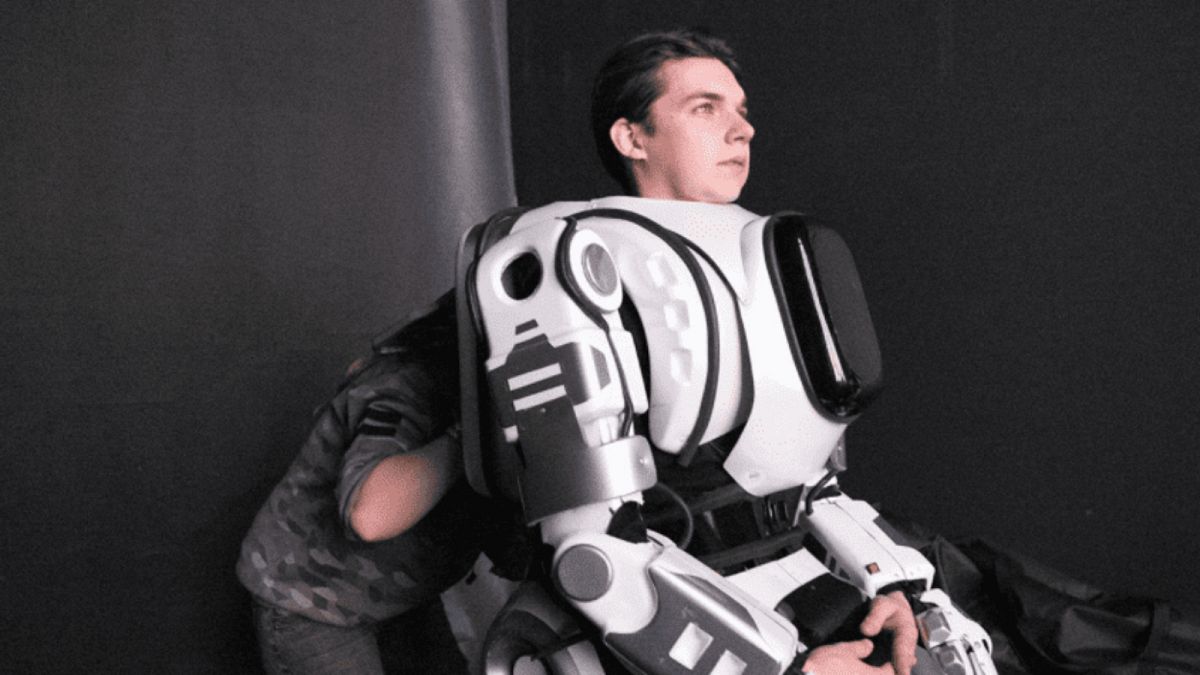 الممثل الروسي أثناء ارتدائه لبدلة الروبوت بوريس