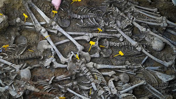 Suriye: IŞİD'in eski kalesi Ebu Kemal kasabasında 7 toplu mezar bulundu Suriye: IŞİD'in eski kalesi Ebu Kemal kasabasında 7 toplu mezar bulundu