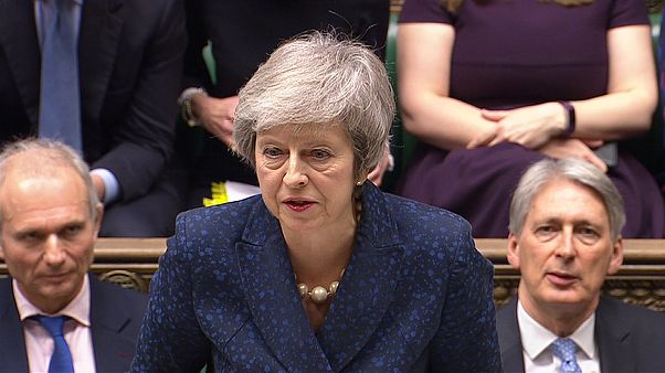 May salva la moción de confianza de su partido May salva la moción de confianza de su partido