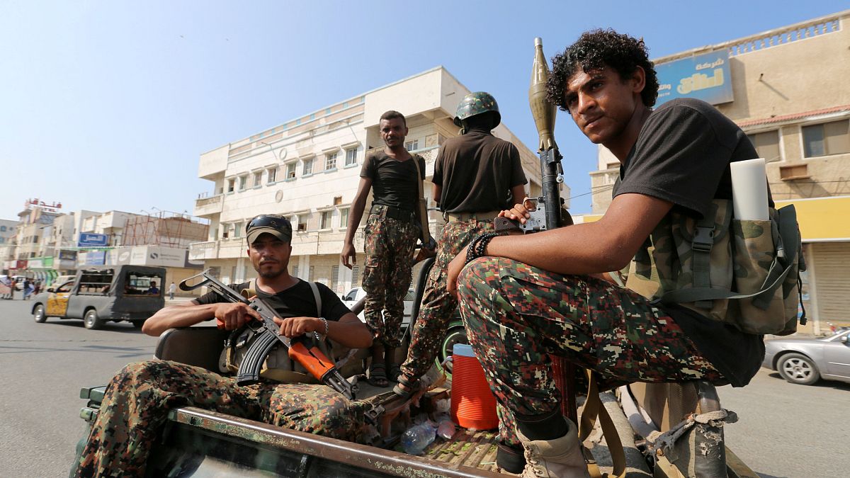 Hudeyde'de devriye gezen Husi militanlar