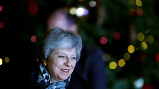 200 conservatori salvano Theresa May