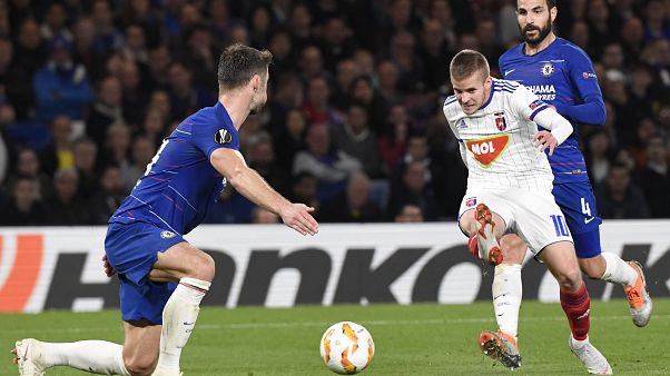 Kovács István, Gary Cahill és Cesc Fábregas a két csapat előző meccsén Kovács István, Gary Cahill és Cesc Fábregas a két csapat előző meccsén