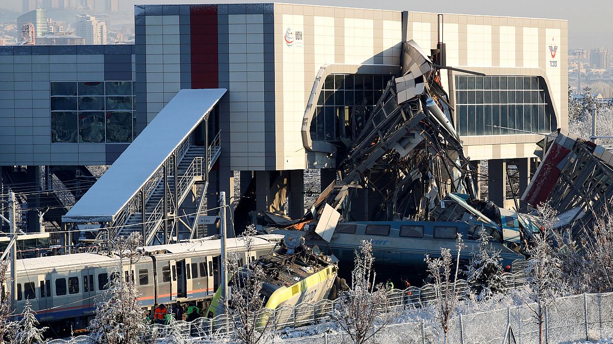 Au moins 9 morts et une cinquantaine de blessés dans un accident de train en Turquie