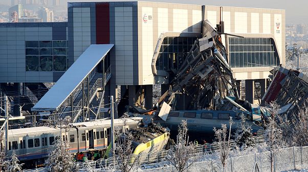 Au moins 9 morts et une cinquantaine de blessés dans un accident de train en Turquie Au moins 9 morts et une cinquantaine de blessés dans un accident de train en Turquie