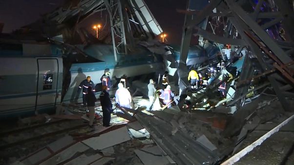 Turchia: scontro tra treni, morti e feriti Turchia: scontro tra treni, morti e feriti
