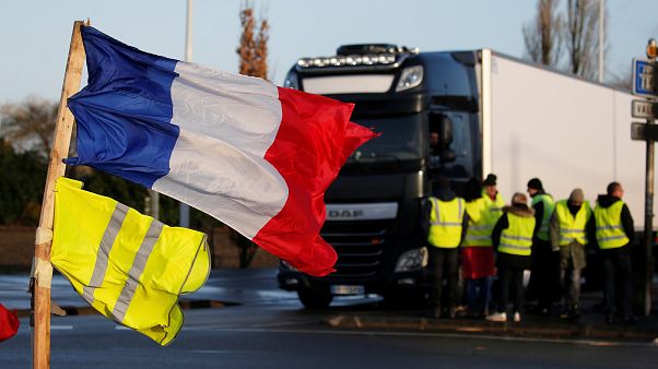 Gilet gialli: manifestante investito e ucciso da un camion ad Avignone Gilet gialli: manifestante investito e ucciso da un camion ad Avignone