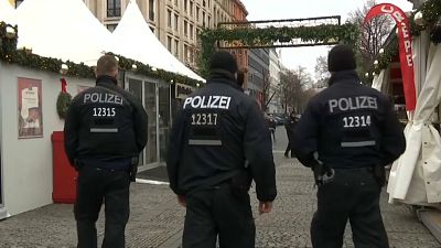 فيديو.. سوق الميلاد في ستراسبورغ مستمر...والشرطة تزيد الرقابة