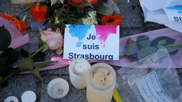 L'hommage des Strasbourgeois aux victimes de l'attentat L'hommage des Strasbourgeois aux victimes de l'attentat