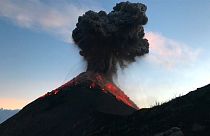 شاهد: الرهبة تنتاب متجولين على مقربة من بركان فويغو الثائر