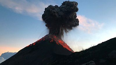 Fuego Yanardağı'na tırmanan dağcılar patlamayla burun buruna geldi