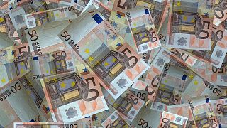 Raining bank notes forces closure of German autobahn