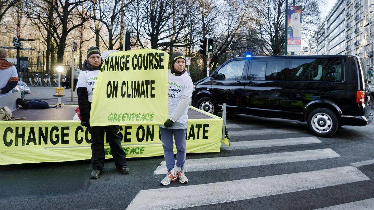 Protesters block politicians at COP24 climate conference in Poland 