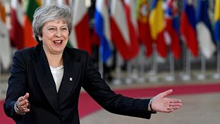 Brexit: Η Τερέζα Μέι με την πλάτη στο... τείχος των Βρυξελλών