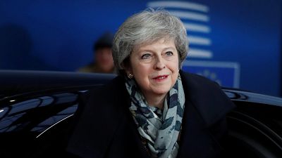 May pide a Bruselas ayuda para salvar su Brexit