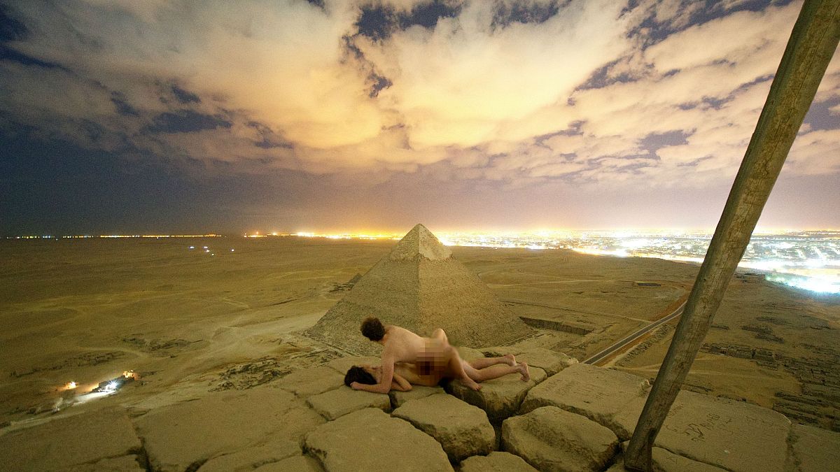 Andreas Hvid ve beraberindeki kadın piramitlerin tepesinde
