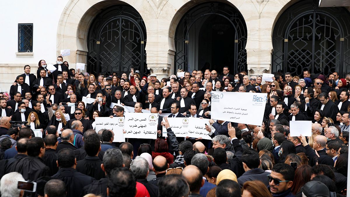 محامون وأطباء تونسيون يحتجون على قانون يطالبهم بمزيد من الشفافية الضريبية