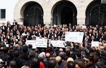 محامون وأطباء تونسيون يحتجون على قانون يطالبهم بمزيد من الشفافية الضريبية