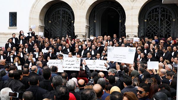محامون وأطباء تونسيون يحتجون على قانون يطالبهم بمزيد من الشفافية الضريبية محامون وأطباء تونسيون يحتجون على قانون يطالبهم بمزيد من الشفافية الضريبية