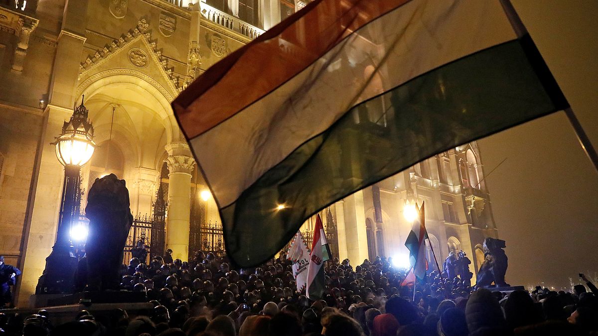 Proteste vor dem ungarischen Parlament in Budapest
