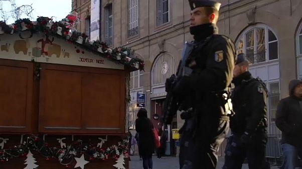 Strasburgo: la polizia uccide l'attentatore, la folla applaude Strasburgo: la polizia uccide l'attentatore, la folla applaude
