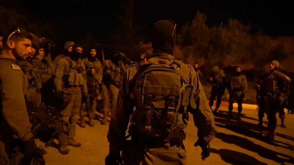 إسرائيل تشنّ حملة اعتقالات في الضفة الغربية تشملُ نائبين في " المجلس التشريعي" إسرائيل تشنّ حملة اعتقالات في الضفة الغربية تشملُ نائبين في " المجلس التشريعي"