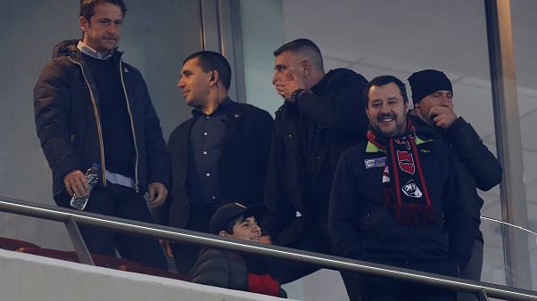 Ο Ματέο Σαλβίνι στα θεωρεία του γηπέδου "Καραϊσκάκη" στον Πειραιά Ο Ματέο Σαλβίνι στα θεωρεία του γηπέδου "Καραϊσκάκη" στον Πειραιά