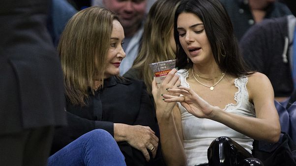 Kendall Jenner, a la derecha de la imagen Kendall Jenner, a la derecha de la imagen