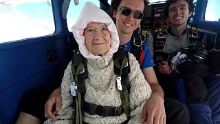 مادربزرگ ۱۰۲ ساله؛ پیرترین سقوط کننده آزاد