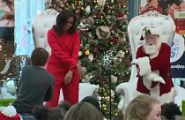 Michelle Obama dança com o Pai Natal