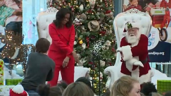 Michelle Obama dança com o Pai Natal Michelle Obama dança com o Pai Natal