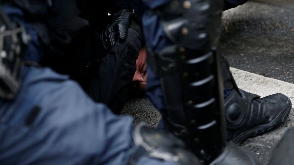 هشدار دیدهبان حقوق بشر به پلیس فرانسه: در تظاهرات شنبه خویشتندارتر باشید هشدار دیدهبان حقوق بشر به پلیس فرانسه: در تظاهرات شنبه خویشتندارتر باشید