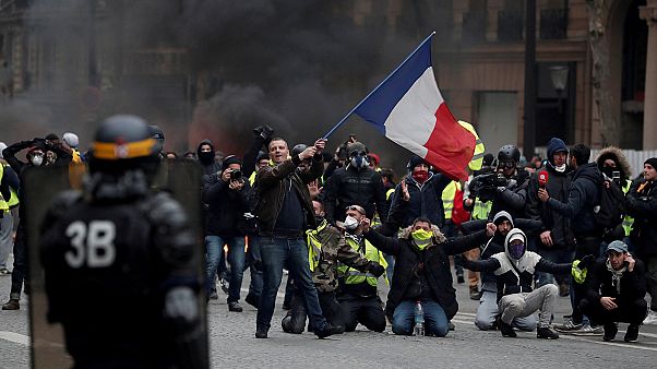 Cognac Un Gilet Jaune Renversé Par Une Voiture De Police