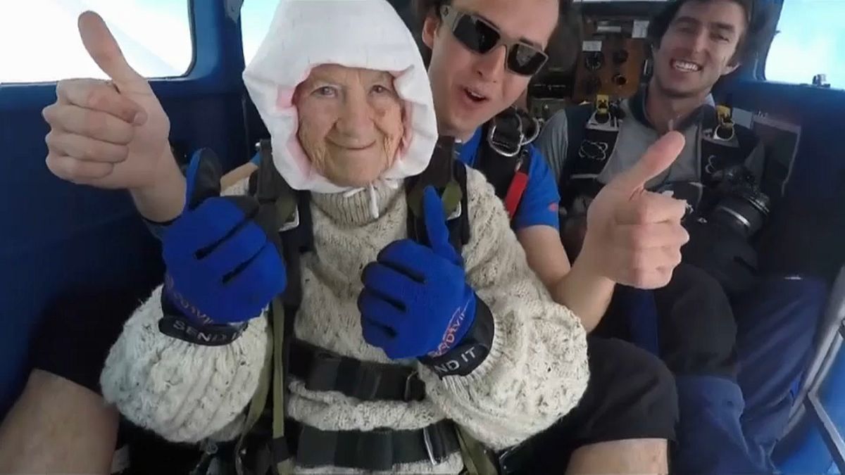 102-jährige Fallschirmspringerin