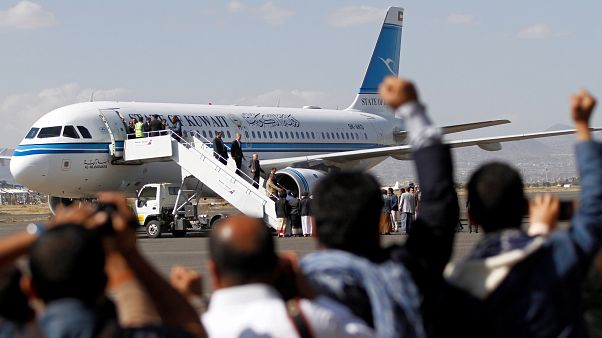 وفد الحوثيين في محادثات اليمن بالسويد يعود إلى صنعاء وفد الحوثيين في محادثات اليمن بالسويد يعود إلى صنعاء