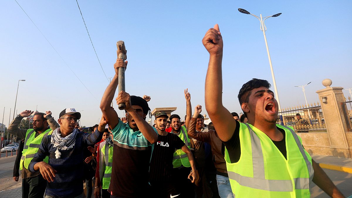 متظاهرون عراقيون اليوم الجمعة في مدينة البصرة