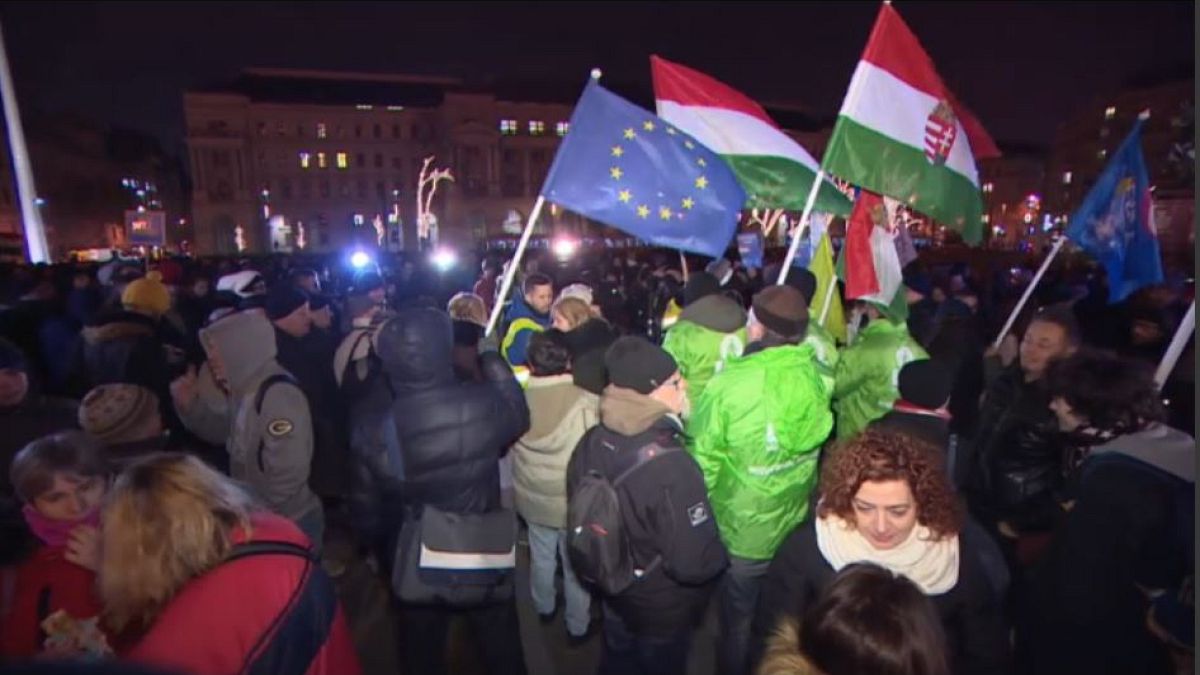 Ungheria, terza nottata di proteste contro le nuove leggi sul lavoro