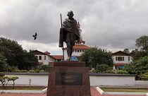 مجسمه گاندیِ «نژادپرست» از دانشگاه غنا پایین کشیده شد