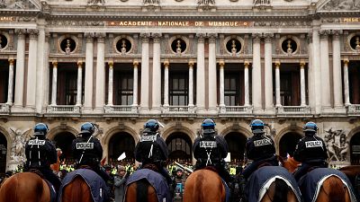 Gilet gialli: in calo i manifestanti, ancora scontri a Parigi