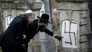 Fransa'da saldırıya uğrayan Yahudi mezarlıklarına gamalı haç işareti