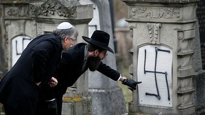 Fransa'da saldırıya uğrayan Yahudi mezarlıklarına gamalı haç işareti