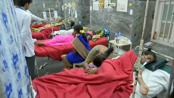 مرضى في أحد مستشفيات الهند بعد حادثة تسمم غذائي في ولاية كارناتاكا مرضى في أحد مستشفيات الهند بعد حادثة تسمم غذائي في ولاية كارناتاكا